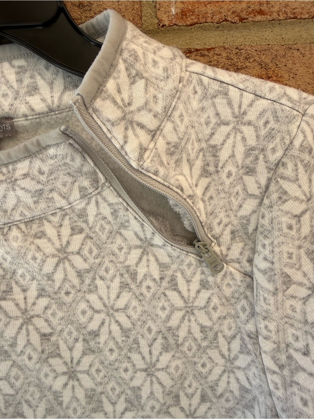 T By Talbots Light Gray Patterned Crewneck Pullover with Shoulder Zip - Picture 4 of 6